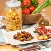 Mix di olive verdi e nere denocciolate con pomodori secchi confezionate in vaschetta linea NEW TRAY peso totale 220g - 100g sgocc.