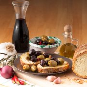 Tris di olive con peperone e peperoncino piccante in olio di semi di girasole ed olio EVO confezionato in vaso di vetro linea PREMIUM peso totale 325g - 200g sgocc.