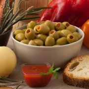 Olive verdi farcite con peperone in salamoia confezionate in vaschetta trasparente con coperchio peso totale 520g - 330g sgocc.
