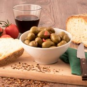 Olive verdi intere condite con peperone e peperoncino piccante in olio di semi di girasole e confezionate in vaschetta trasparente con coperchio peso totale 330g